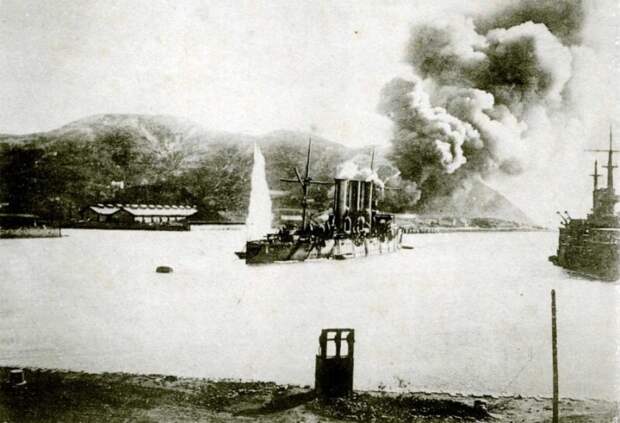 Обстрел русских военных кораблей в гавани Порт-Артура японской артиллерией. 1905
