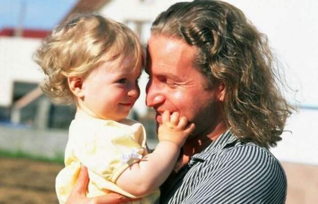 Внебрачная дочь, которую он «любил больше всех»: как 27-летняя Полина Агутина сбежала от славы отца в Лондон