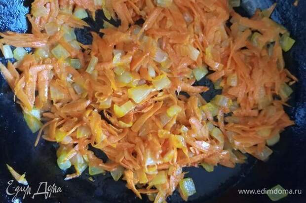Для начала варим говяжий бульон. Заливаем промытое мясо холодной водой. У меня 3 литра. Доводим до кипения, снимаем пену, уменьшаем огонь и варим 1,5–2 часа в зависимости от мяса. Пока варится бульон, мелко шинкуем лук, морковь трем на крупной терке. На растительном масле обжариваем лук минуты 3–4, добавляем морковь. Обжариваем до средней мягкости минут 10. Для начала варим говяжий бульон. Заливаем промытое мясо холодной водой. У меня 3 литра. Доводим до кипения, снимаем пену, уменьшаем огонь и варим 1,5–2 часа в зависимости от мяса. Пока варится бульон, мелко шинкуем лук, морковь трем на крупной терке. На растительном масле обжариваем лук минуты 3–4, добавляем морковь. Обжариваем до средней мягкости минут 10.
