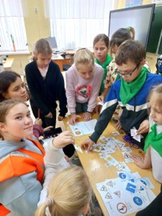 В Кировграде сотрудники ГИБДД провели квест-игру по ПДД