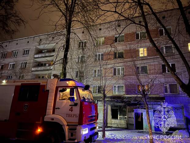 В Твери из-за пожара в колясочной из дома эвакуировали 23 человека