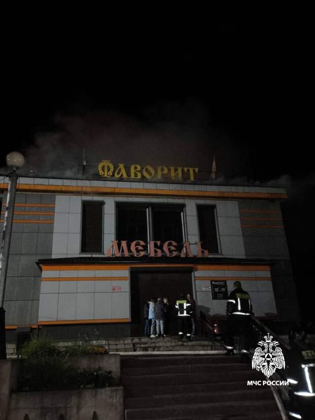 В Тверской области потушили пожар в мебельном магазине