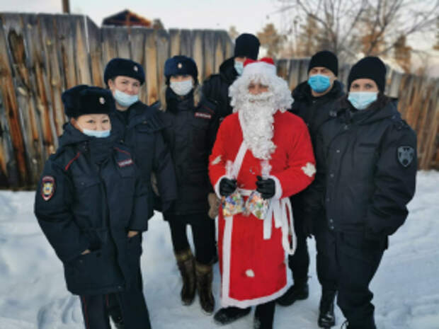Транспортные полицейские в Иркутской области присоединились к акции «Полицейский Дед Мороз»