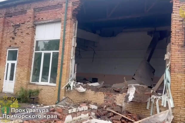 В приморской школе рухнули потолок и часть стены