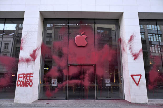 Bild: вандалы разрисовали магазин Apple в Берлине надписями Free Congo