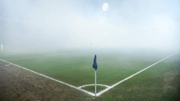 Футболист умер во время матча, подавившись монетой