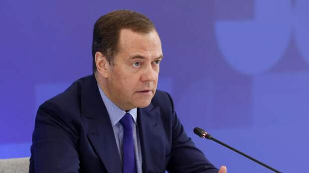 Медведев предложил ответить на конфискации США взысканиями на имущество