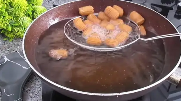 «Медовые огурчики» — молниеносный десерт, для которого даже не надо включать духовку. Идеально к чаю