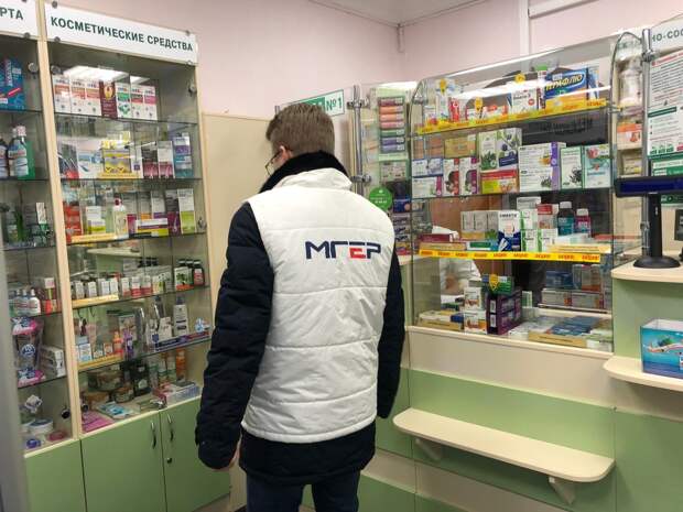 Тверские активисты обклеили наклейками "жадные" аптеки ФОТО