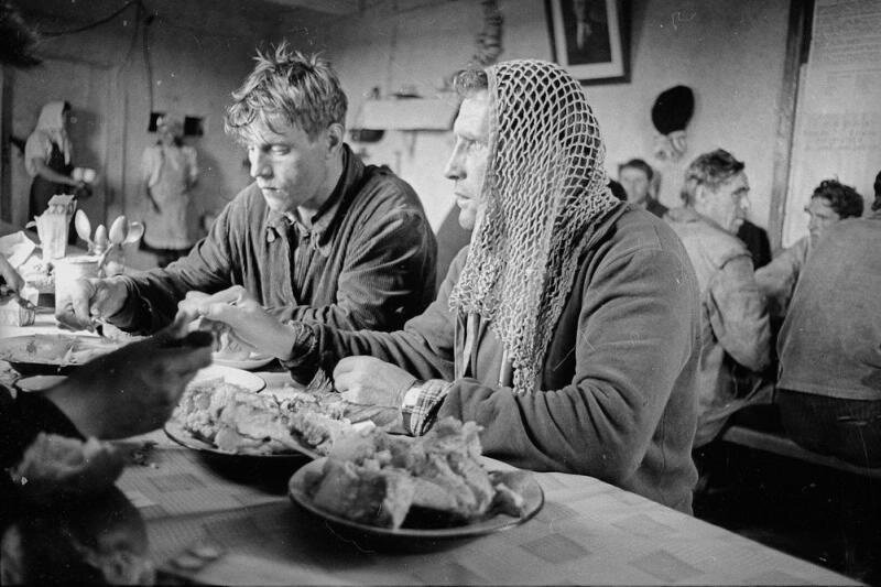 В столовой рыбацкой артели Всеволод Тарасевич, 1965 год, Архангельская обл., МАММ/МДФ.