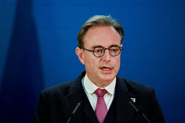 Премьер-министр Бельгии назвал Трампа голодной гусеницей