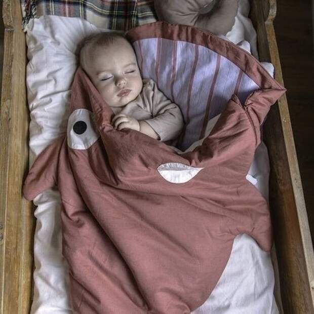 Укрытие детей. Одеяло мешок для малыша. Спальный мешок для новорожденных. Детский спальный мешок своими руками. Младенец в одеяле.