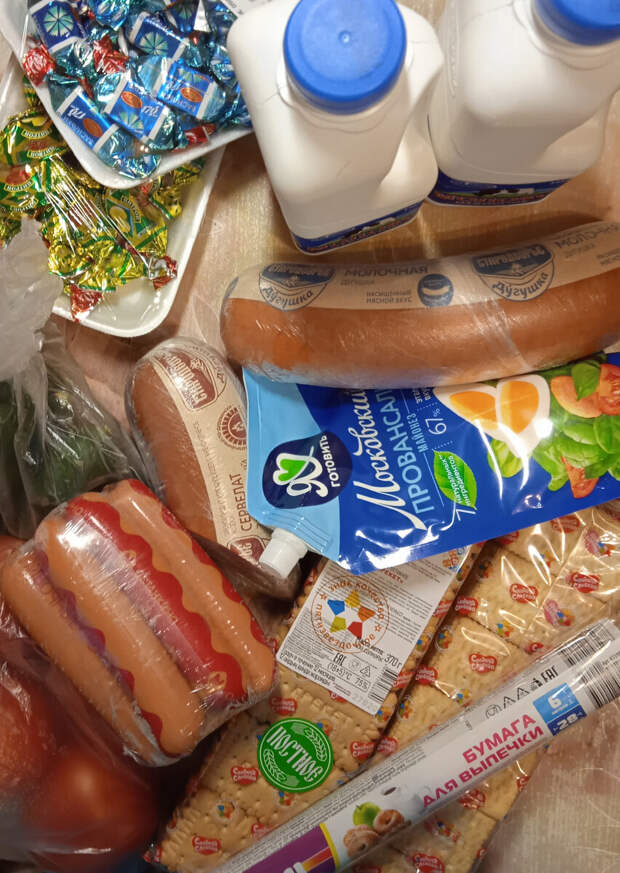 Готовлю мясо на бутерброды без заморочек и быстрый салатик с варёной колбаской.