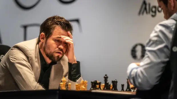 33 хода: Карлсен и Непомнящий сыграли вничью в самой короткой партии матча за шахматную корону