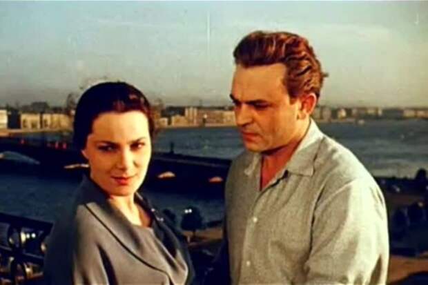 Элина Быстрицкая и Федор Бондарчук в фильме *Неоконченная повесть*, 1955 | Фото: domkino.tv Элина Быстрицкая и Федор Бондарчук в фильме *Неоконченная повесть*, 1955 | Фото: domkino.tv