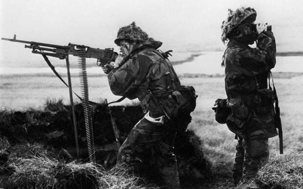 11 Soldiers on air defence duty at Bluff Cove on the Falkland Islands ready for Argentine air attack.jpg