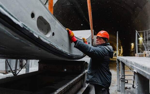 Щит «Надежда» прошёл станцию метро «Каменка» в Петербурге