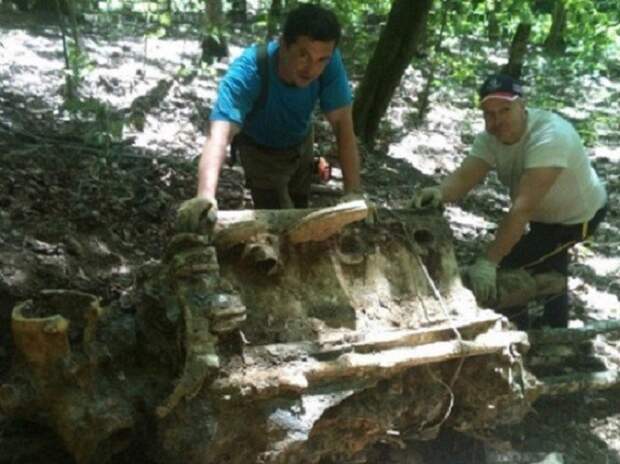 Поисковики отряда "Миус Фронт" у найденного истребителя ЯК-7. девушки, история, факты