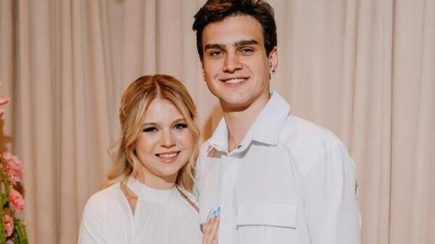 Недавно родившая Трусова оставила мужа ради 33-летнего актера из «Молодежки»