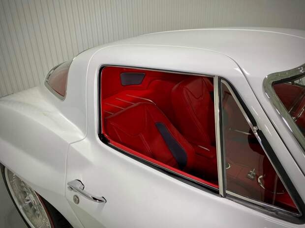 Великолепный рестомод Corvette Stingray 1967 года