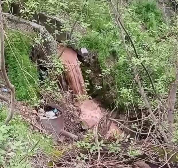 Жители Новороссийска обеспокоены: горная река окрасилась в розово-коричневый цвет