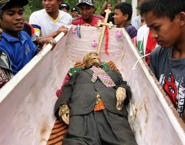 ритуал Ma'nene мумии индонезия