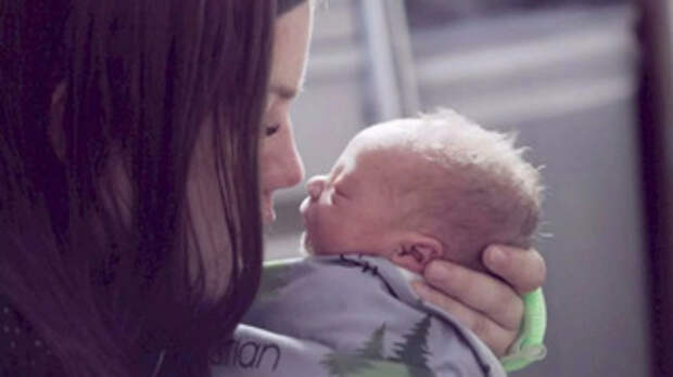 Младенец на руках / Фото: unsplash.com