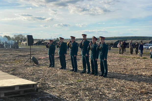 Ансамбль песни и пляски ЦВО провёл концерт для молодого пополнения танкового соединения ЦВО в Челябинской области