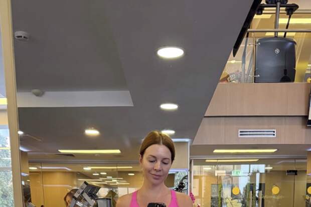 Певица Наталья Подольская в ведосипедках и топе снялась в спортзале