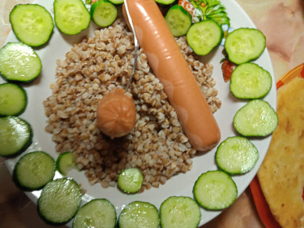 Готовлю мясо на бутерброды без заморочек и быстрый салатик с варёной колбаской.