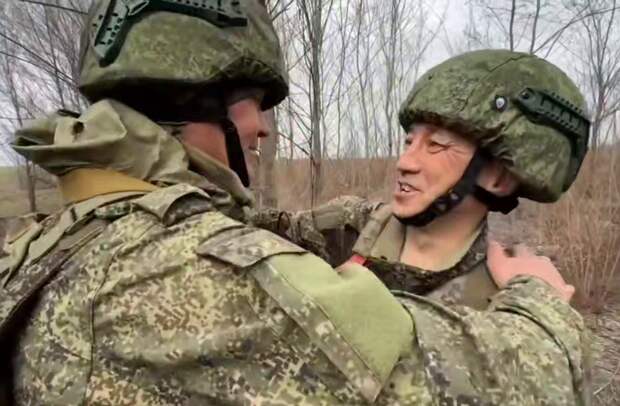 Встречу боевых товарищей после штурма сняли в эмоциональном видео