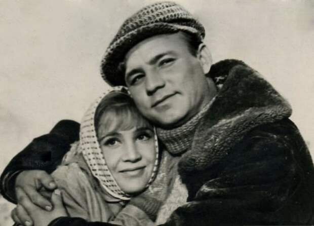 Надежда Румянцева и Николай Рыбников в фильме *Девчата*, 1961 | Фото: kino-teatr.ru Надежда Румянцева и Николай Рыбников в фильме *Девчата*, 1961 | Фото: kino-teatr.ru