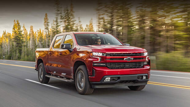 Chevrolet silverado. Нынешний Silverado пребывает в четвёртом поколении. Он был представлен в декабре 2017-го и получил новую платформу Т1XX. Бензиновые моторы: V6 4.3, V8 5.3 (две версии), 2.7 Turbo и V8 6.2 с отдачей от 289 до 426 сил.