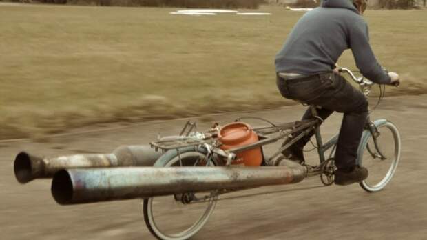 В раме велосипеда установлен баллон с топливом. | Фото: youtube.com.
