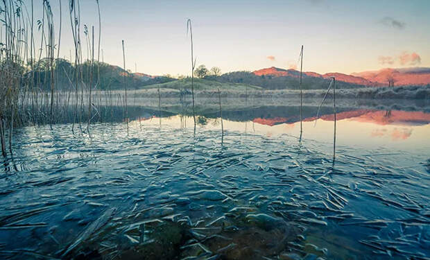 Люди на Севере оставляют воду на морозе и ждут, пока она замерзнет. Она очищается без фильтров