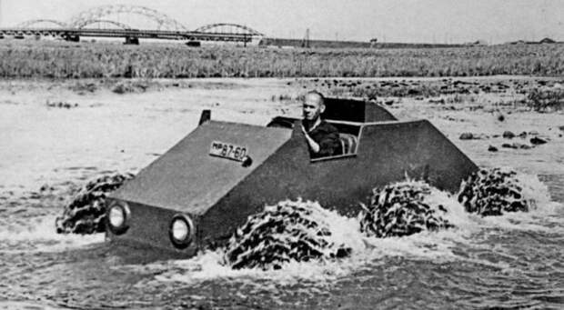 ЗИС-Э134 преодолевает водную преграду.