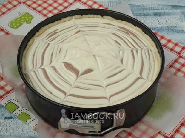 Вылить творожную массу на тесто