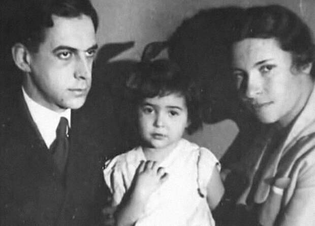 Андрей Щегляев и Агния Барто с дочерью Таней.