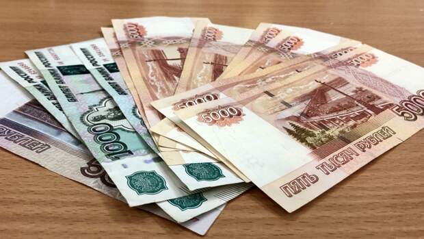 Пенсионерка на фоне психической проблемы отдала соседке пакет с рублями и валютой
