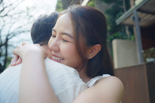 Брошенная в туалете девушка воссоединилась с родной семьей спустя 28 лет