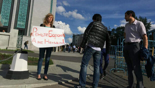 Кандидат в депутаты Госдумы и координатор «Открытой России» Мария Баронова на одиночном пикете возле Соборной мечети на Олимпийском проспекте в Москве.