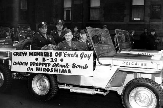 Члены экипажа бомбардировщика B-29 Enola Gay во время военного парада в Нью-Йорке 2 апреля 1946 года.