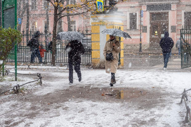 Петербуржцев призвали проявлять осторожность на улицах города в связи с резким изменением погоды