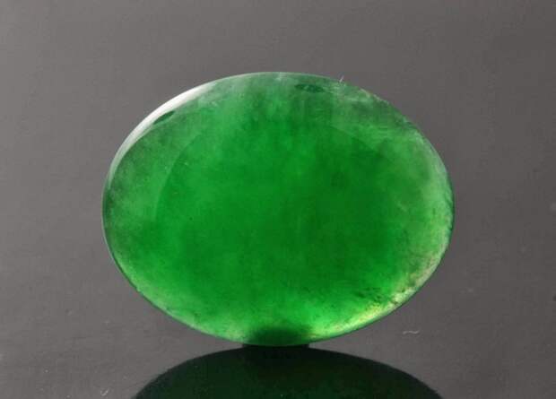 зеленый драгоценный камень Жадеит (империал)