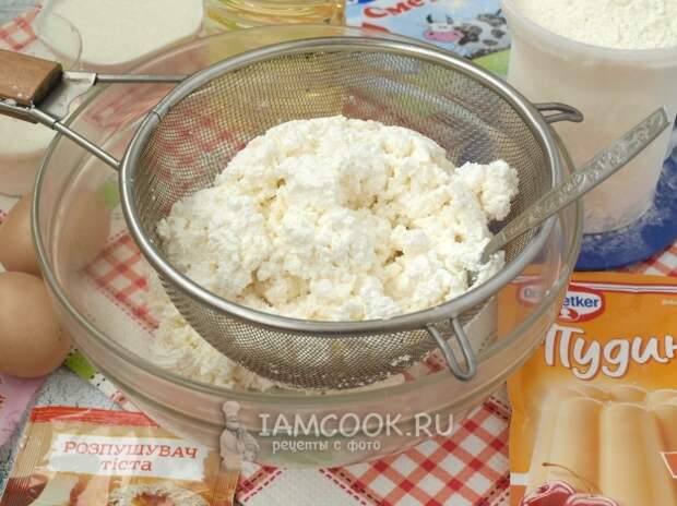 Протереть творог через сито