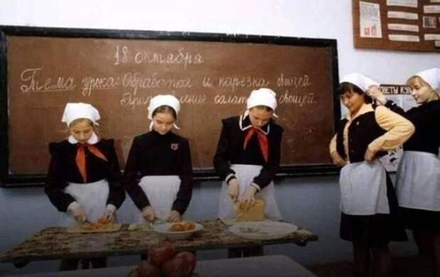 Каждую девочку в СССР учили этому 