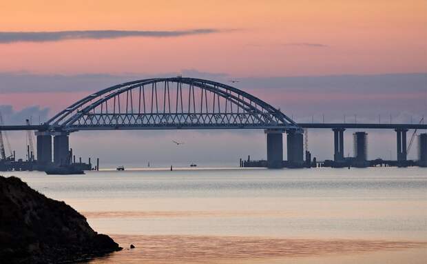 Огромные пробки сковали движение на Крымском мосту 30 июня
