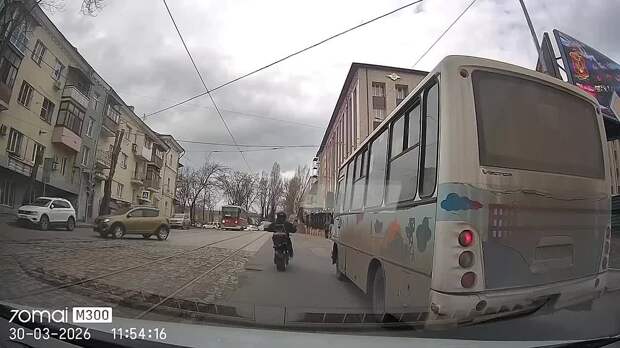 Мотоциклист, потенциальный хрустик, проехал на красный сигнал светофора и чуть не попал под колеса авто https://t.me/webmoney_dn/318373Video: Видео от...