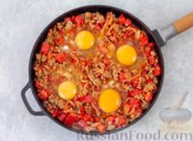 Фото приготовления рецепта: Шакшука с мясным фаршем - шаг №8