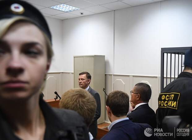 Министр экономического развития РФ Алексей Улюкаев в здании Басманного суда города Москвы